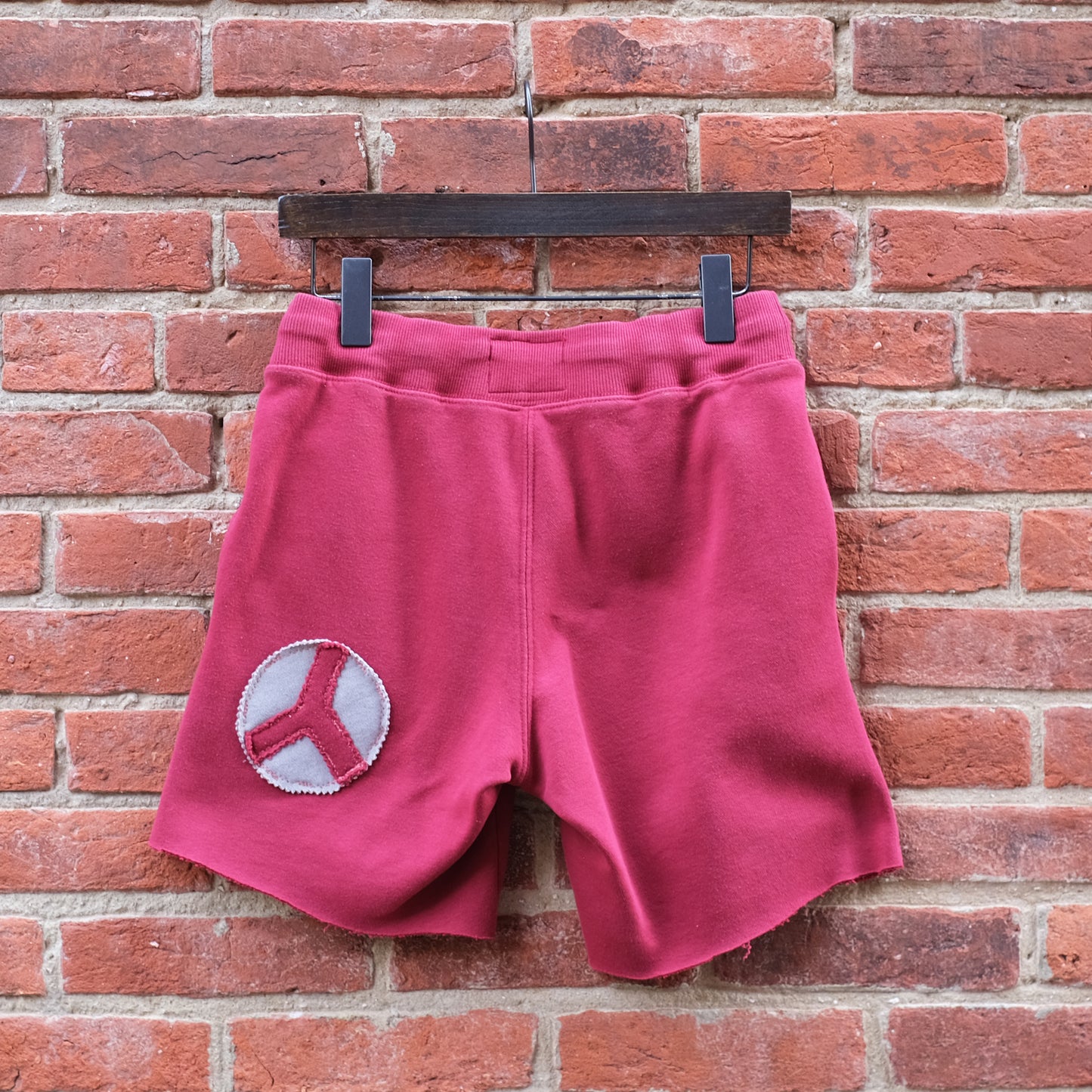peace sign patch sweat shorts - cranberry S