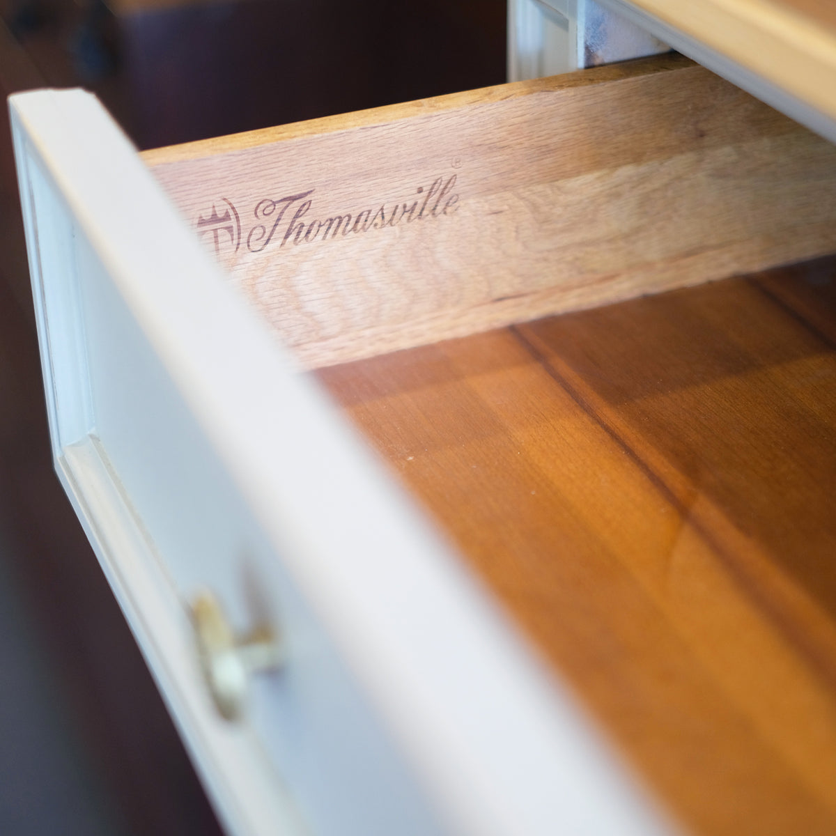 Linen Thomasville Gentleman's Chest Walnut & Wool