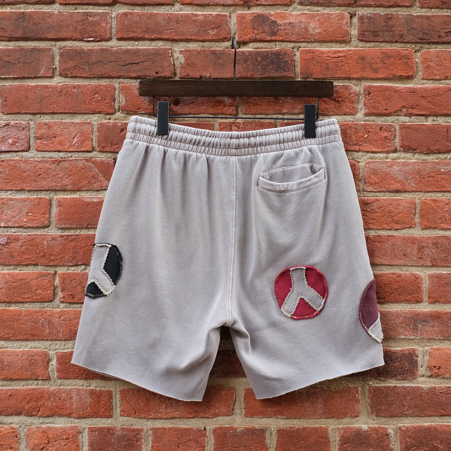peace sign patch sweat shorts - beige M