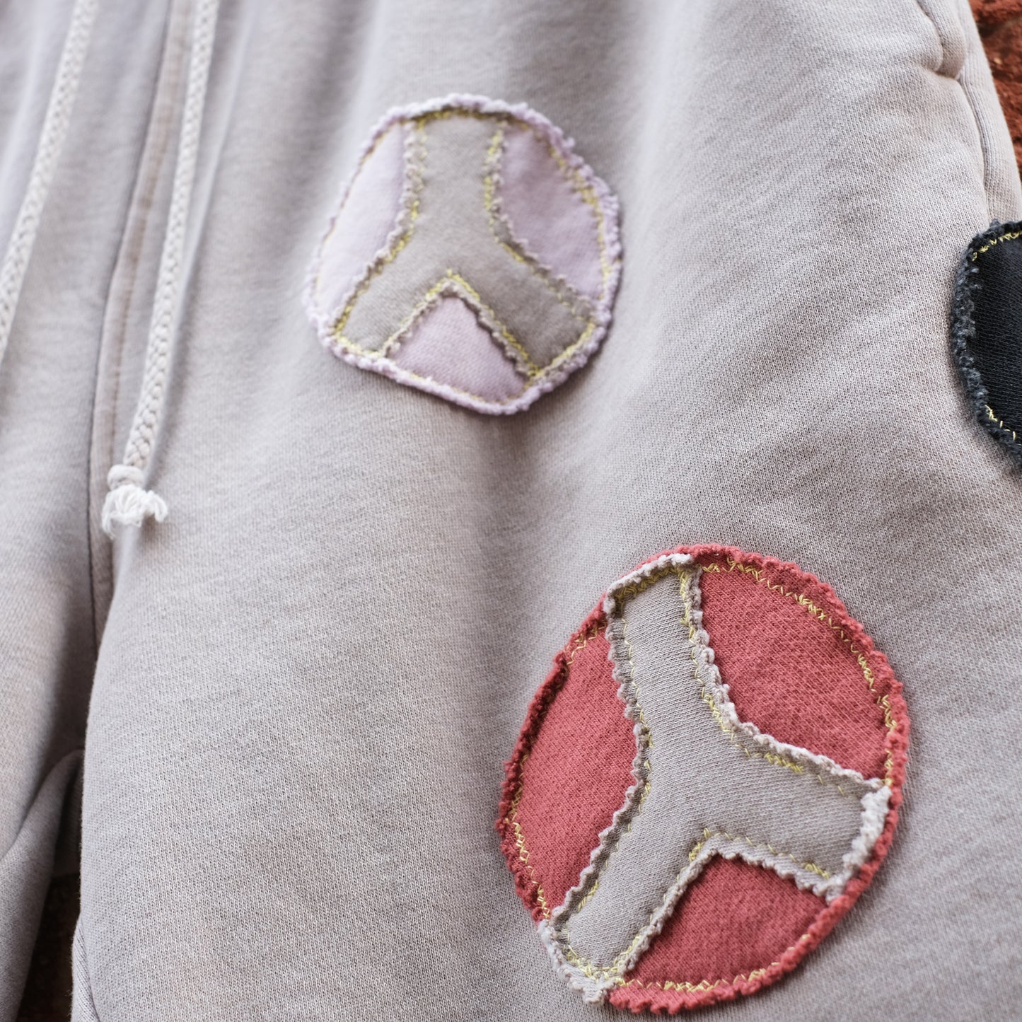 peace sign patch sweat shorts - beige M