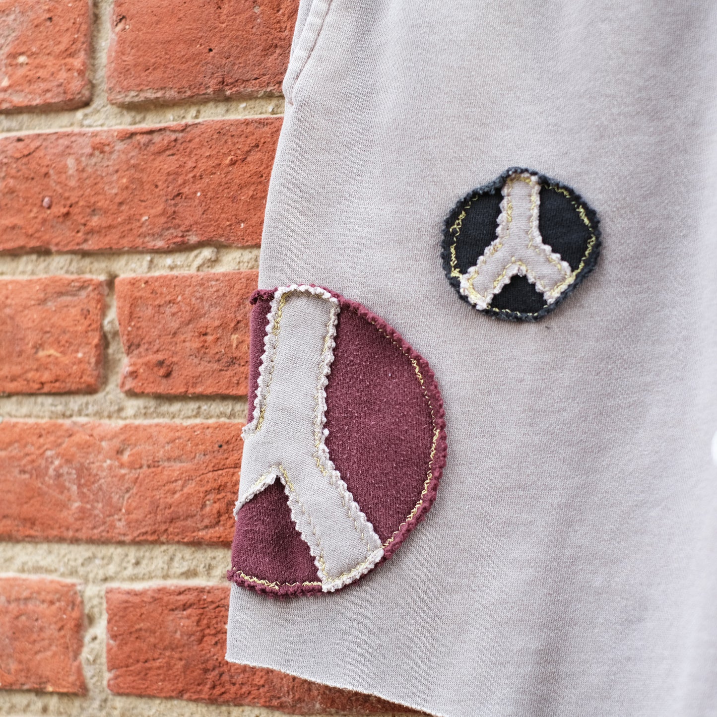 peace sign patch sweat shorts - beige M