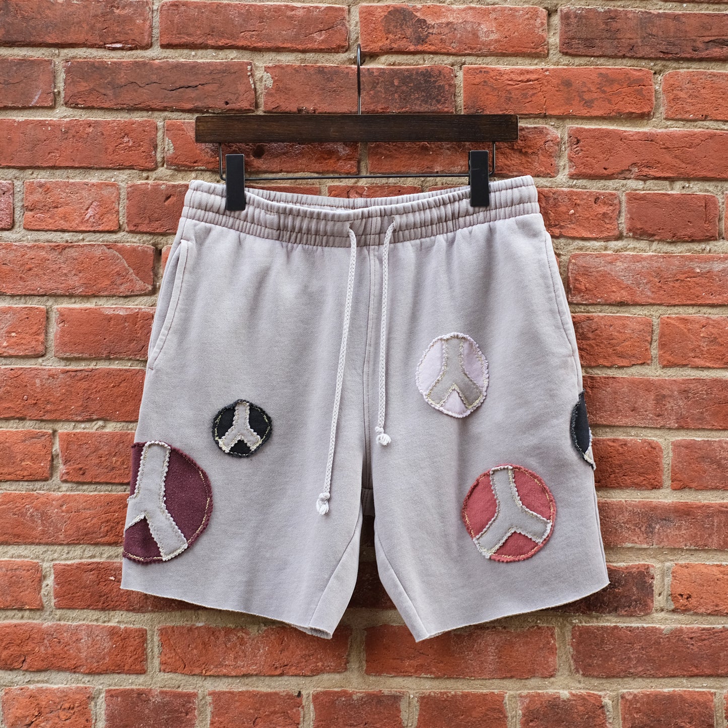 peace sign patch sweat shorts - beige M