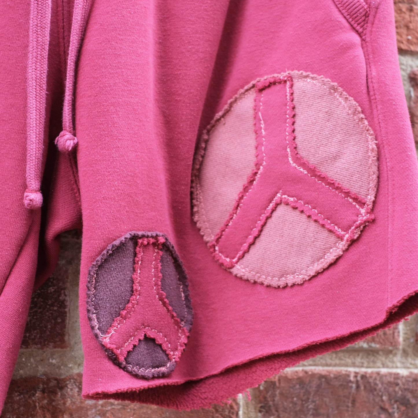 peace sign patch sweat shorts - cranberry S