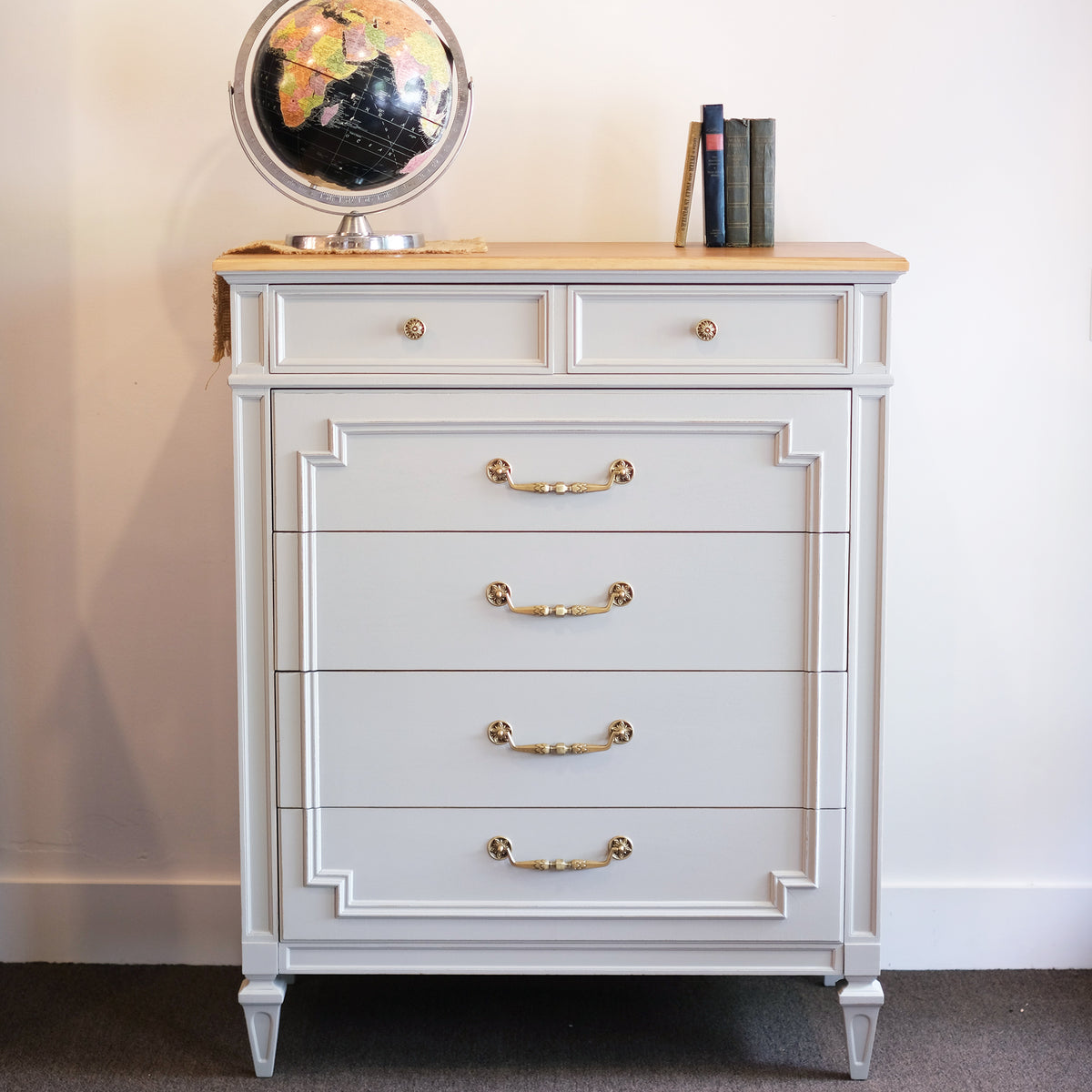 Linen Thomasville Gentleman's Chest Walnut & Wool